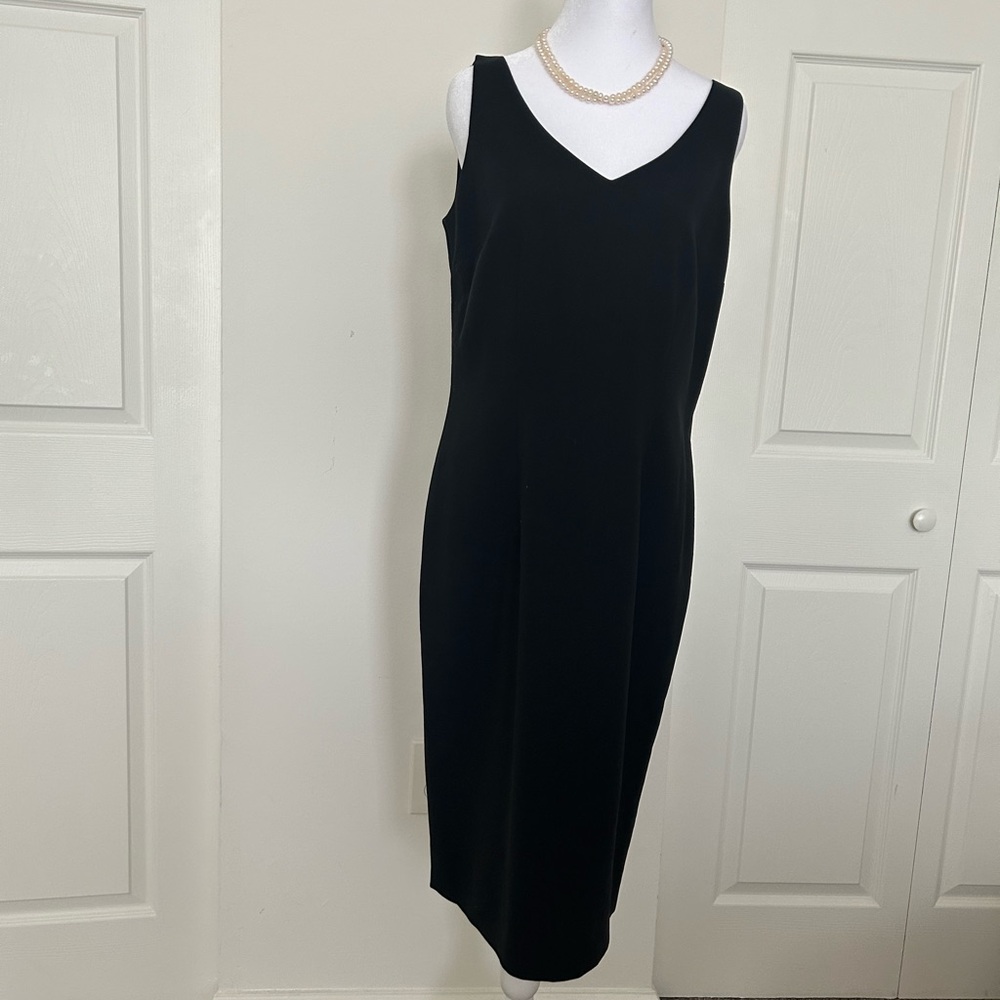 Dana Buchanan
Chic Black Sleeveless Midi Dress